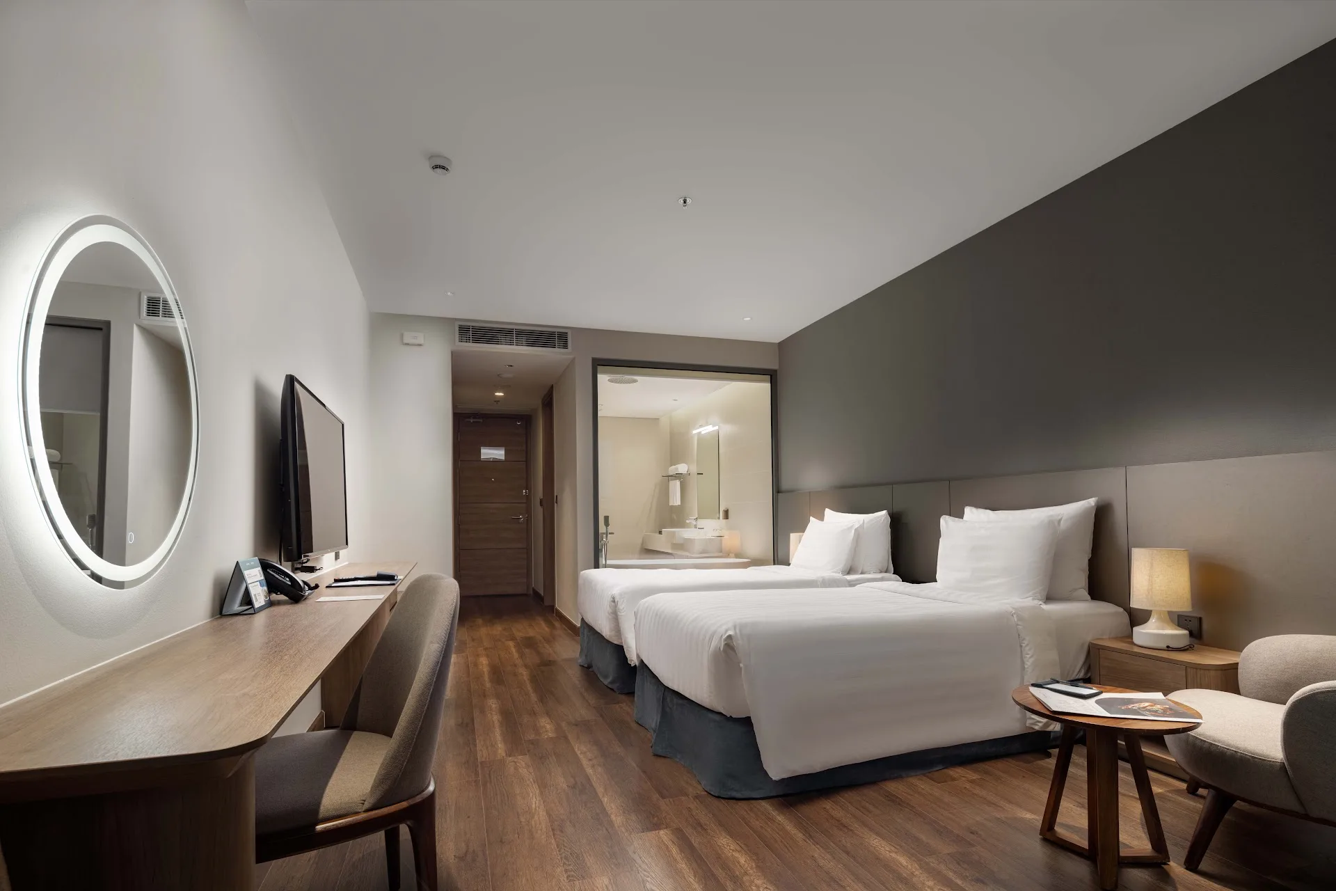 Phòng Deluxe Hướng Biển hai giường đơn và bàn làm việc