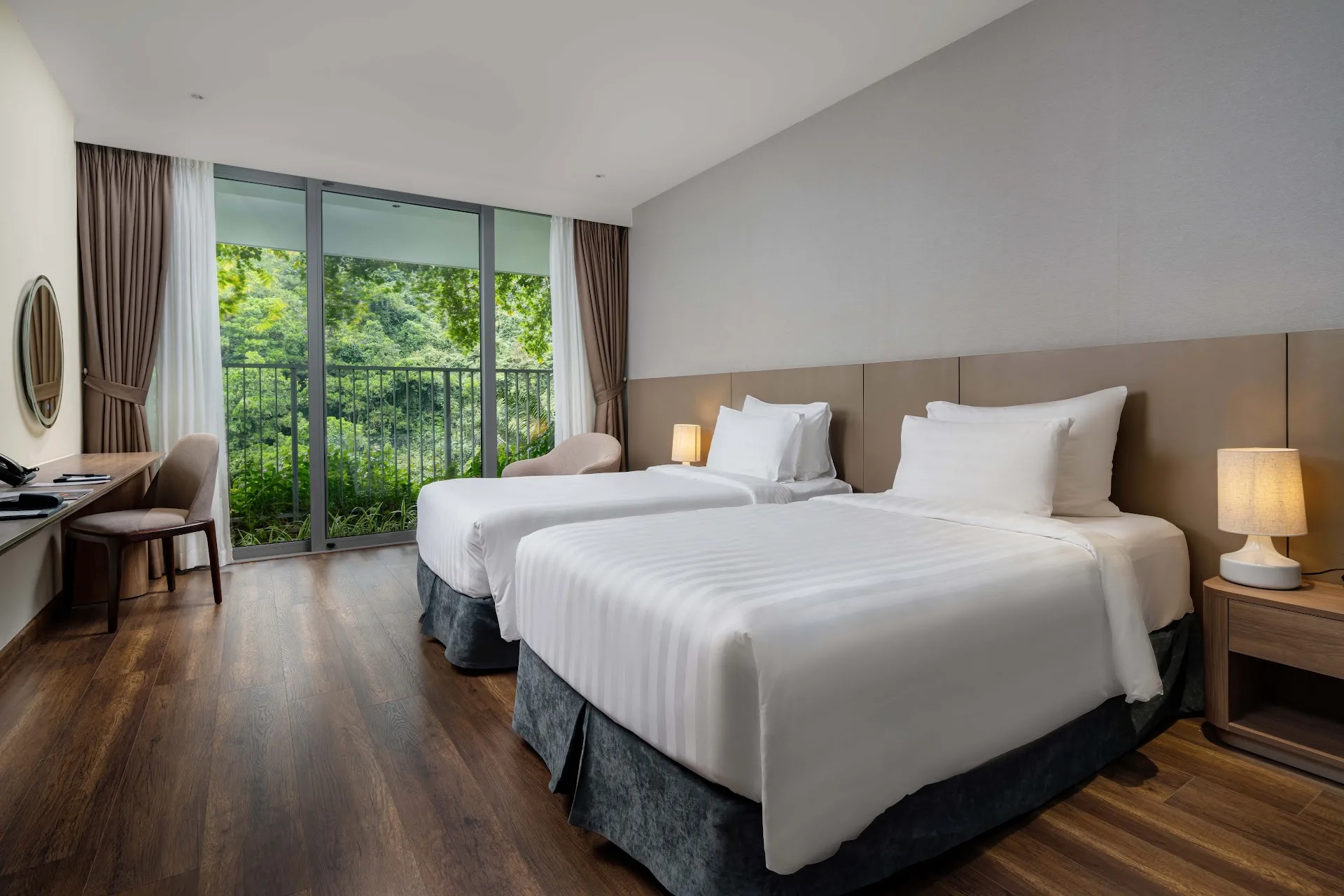 Phòng Deluxe Hướng Núi hai giường đơn, cửa kính mở ra ban công rừng xanh