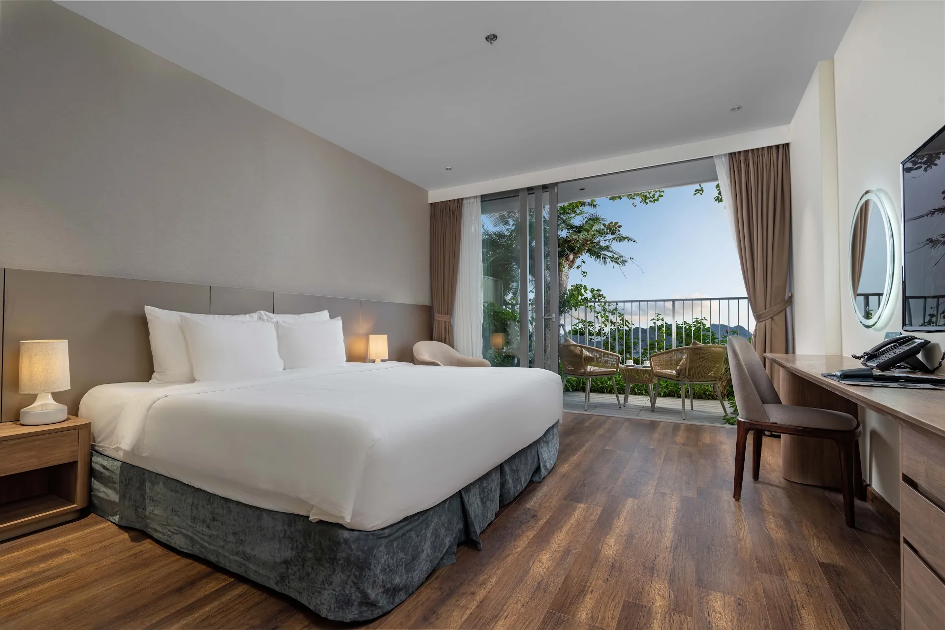 Phòng Premier Hướng Biển giường King, cửa kính mở ra biển