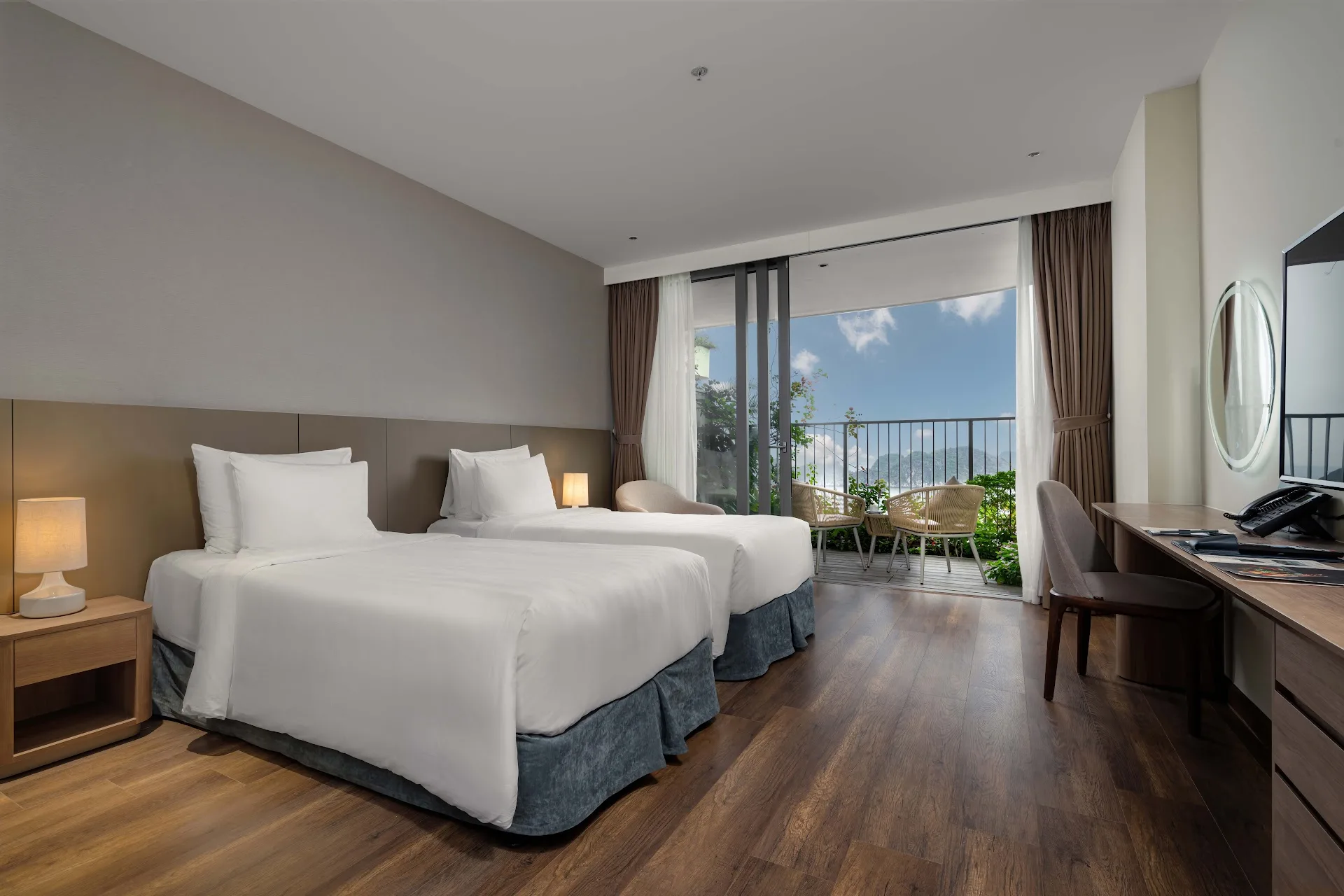 Phòng Premier Hướng Biển hai giường đơn với tầm nhìn ra vịnh