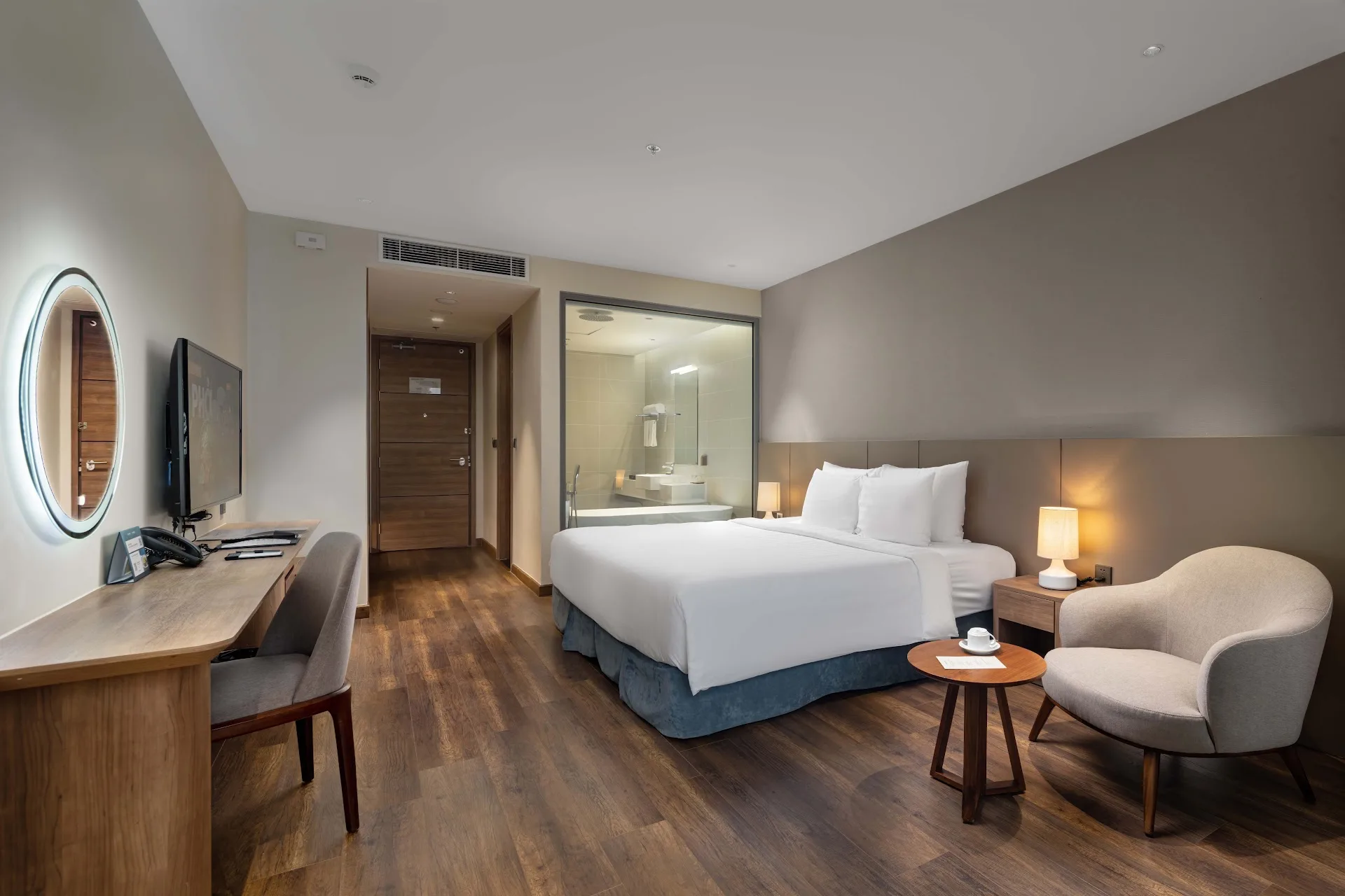 Phòng Premier Hướng Biển 40 m² với ghế bành, bàn làm việc và phòng tắm vách kính
