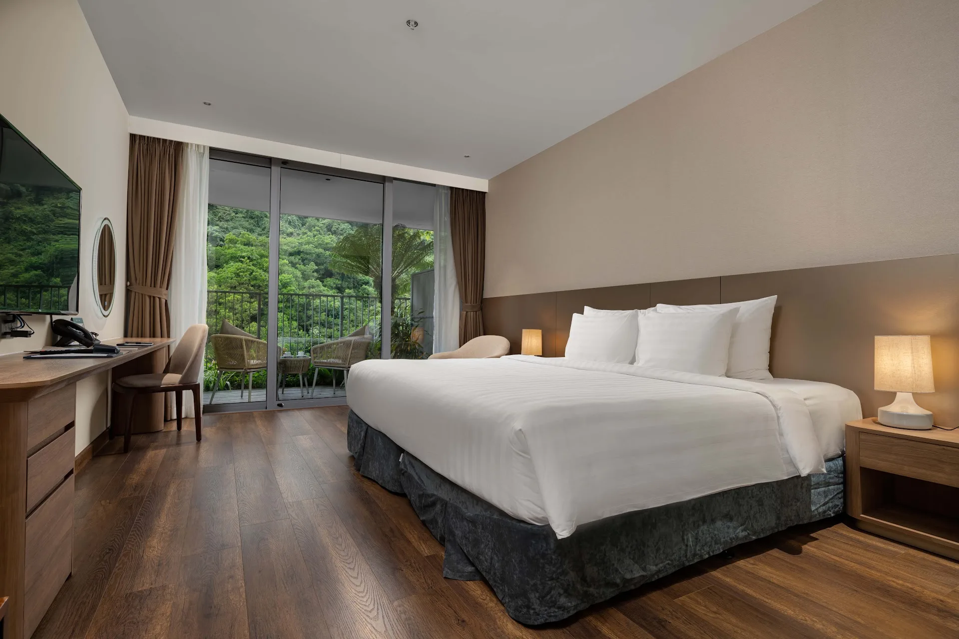 Phòng Premier Hướng Núi giường King, cửa kính mở ra rừng xanh