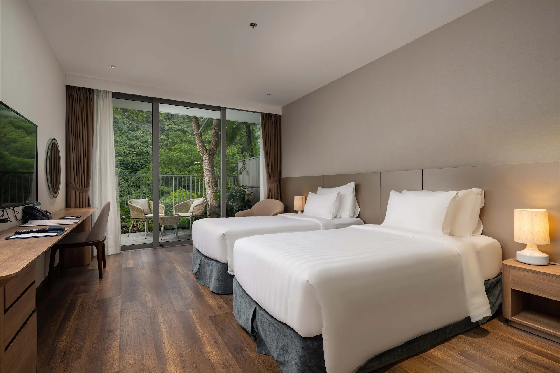 Phòng Premier Hướng Núi hai giường đơn nhìn ra ban công