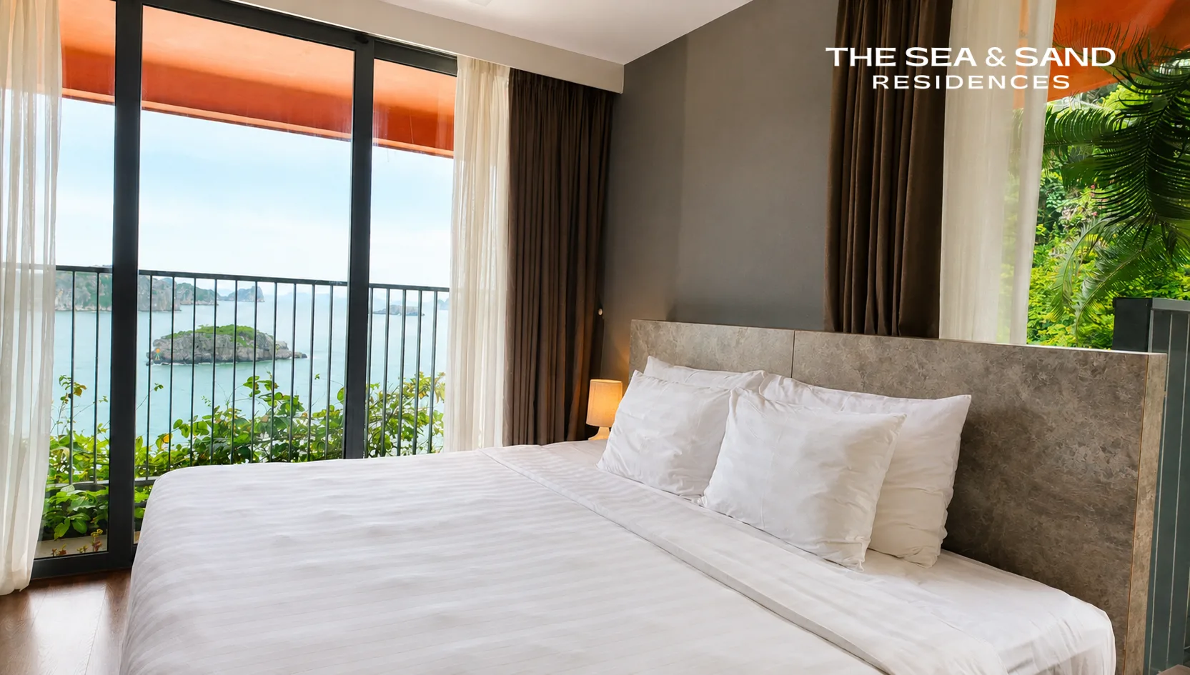 Phòng ngủ căn Residence giường King, cửa kính nhìn ra biển