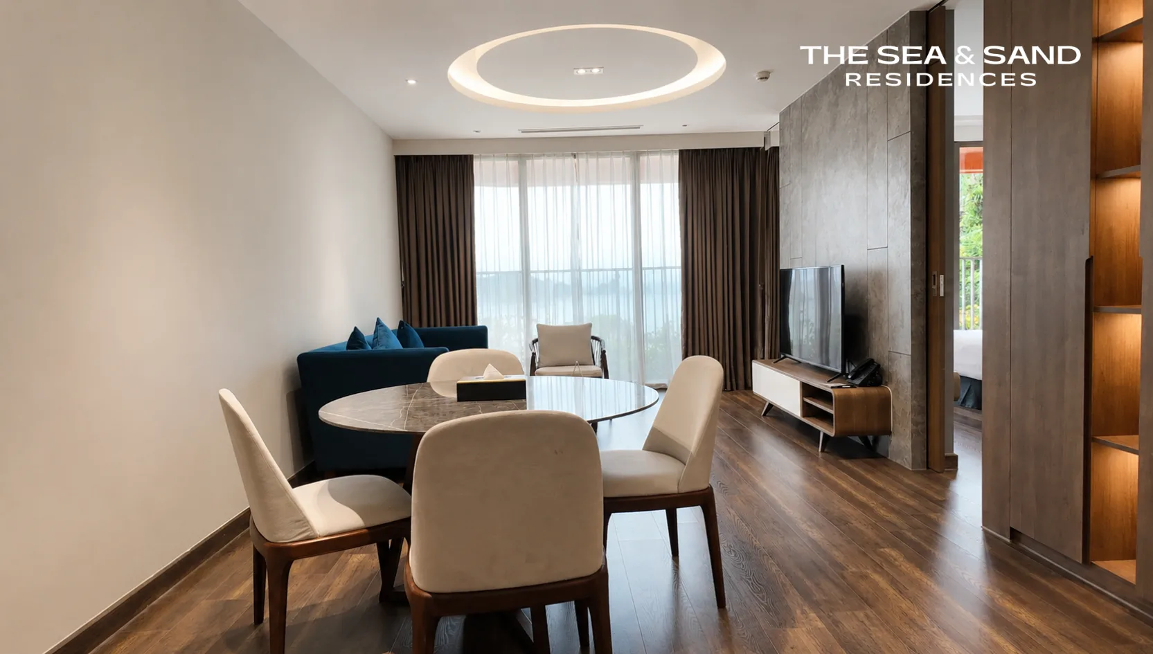 Bàn ăn tròn và phòng khách của căn Residence 1 phòng ngủ