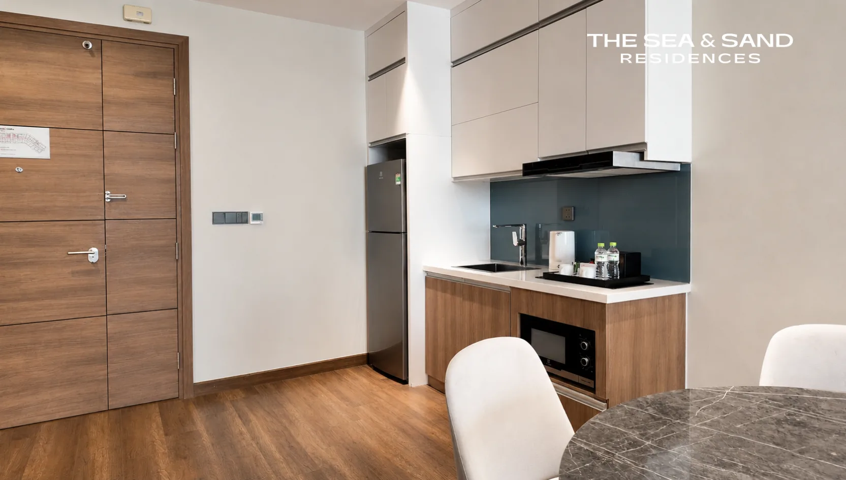 Khu pantry có tủ lạnh và bồn rửa trong căn Residence