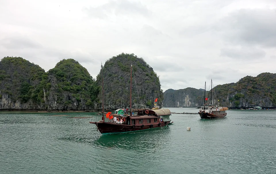 Lịch trình Cát Bà 3 ngày 2 đêm: 1 đêm resort bên biển, 1 đêm du thuyền trên vịnh Lan Hạ