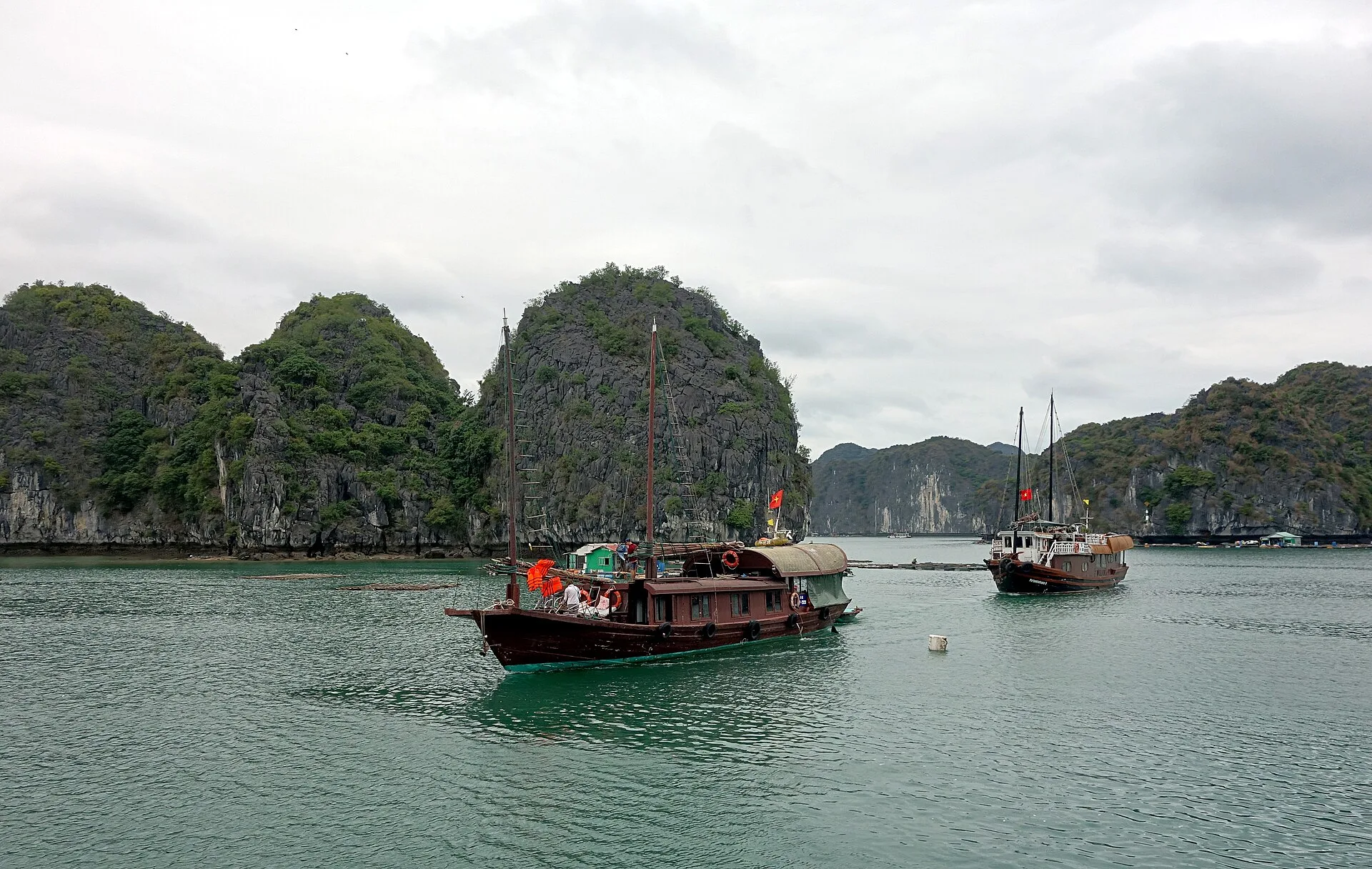 Lịch trình Cát Bà 3 ngày 2 đêm: 1 đêm resort bên biển, 1 đêm du thuyền trên vịnh Lan Hạ