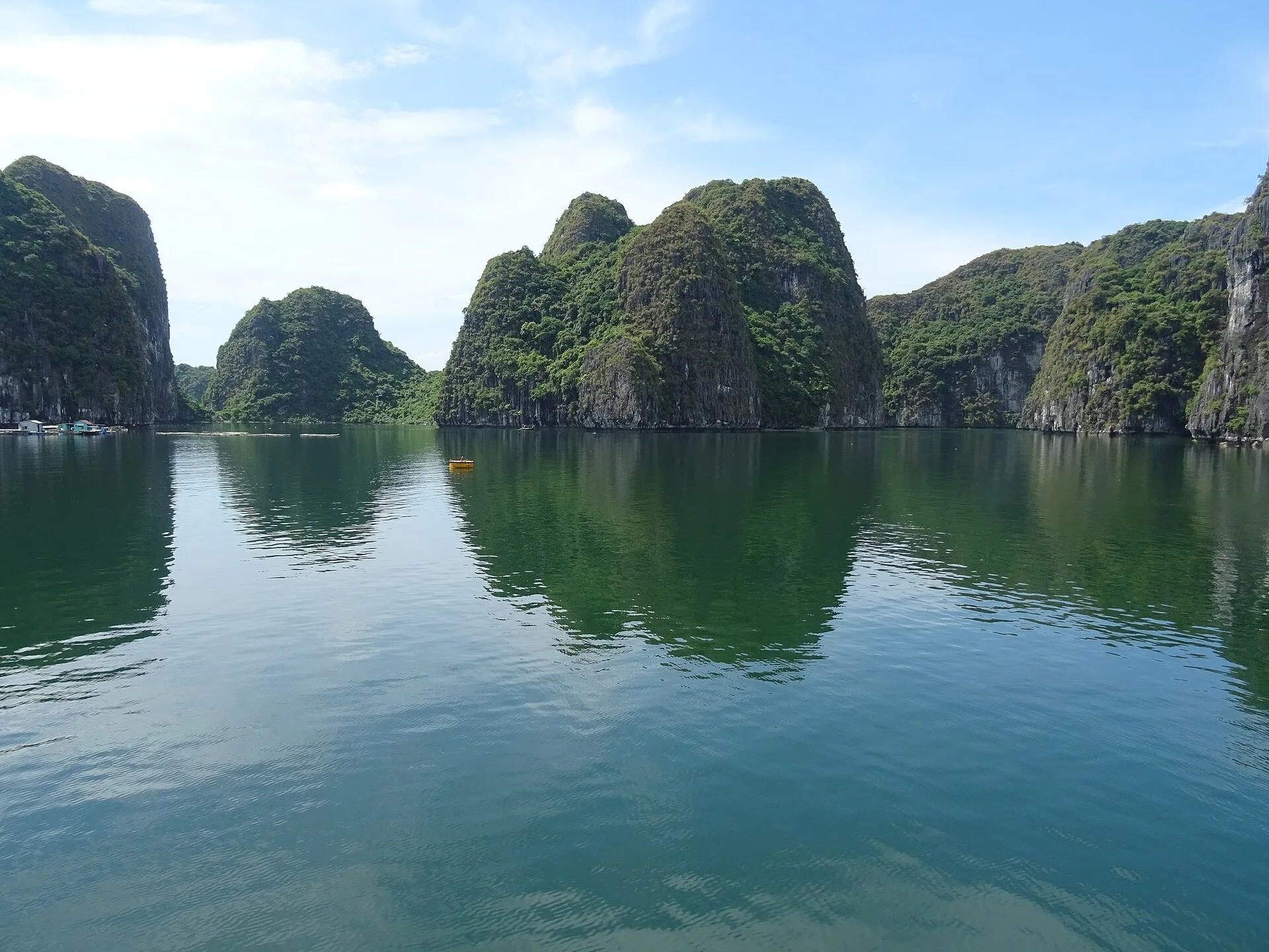 Núi đá vôi trên vịnh Lan Hạ, Cát Bà